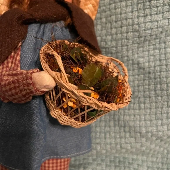 Byers Choice Carolers Harvest Girl in Straw Hat @ Flower Basket 2004 10 in